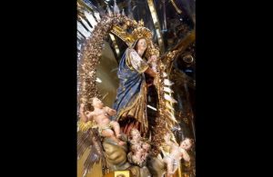 A Santa Missa é, pois, a mais bela expressão externa em honra de Deus, uma vez que é por Ele mesmo oferecido enquanto Segunda Pessoa da Santíssima Trindade.