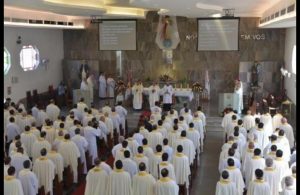 A Santa Missa é, pois, a mais bela expressão externa em honra de Deus, uma vez que é por Ele mesmo oferecido enquanto Segunda Pessoa da Santíssima Trindade.