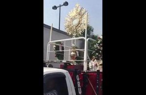 A Santa Missa é, pois, a mais bela expressão externa em honra de Deus, uma vez que é por Ele mesmo oferecido enquanto Segunda Pessoa da Santíssima Trindade.