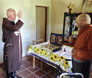 Exorto e convido a todos: voltem! Voltem para a missa! Voltem à igreja para uma oração particular! Volte para visitar Jesus Santíssimo! Você é realmente bem-vindo - sentimos sua falta! 