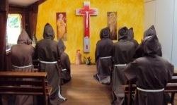 “Celebração do Abraço e da Esperança”: através da TVFranciscanos, os frades levarão às famílias das vítimas do covid-19 um abraço de conforto e solidariedade, criando proximidade com as pessoas enlutadas em todo o Brasil.