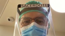 Para Ele era difícil não pensar no drama dos doentes nos hospitais. Quando a diocese de Madri pediu padres voluntários, ele se dispôs a essa missão e foi convocado para cobrir outro sacerdote como capelão de um hospital para vítimas do covid-19.