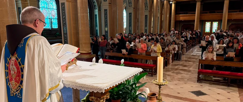 Corações renovados na Cidade Luz: fiéis se consagram a Nossa Senhora em Paris