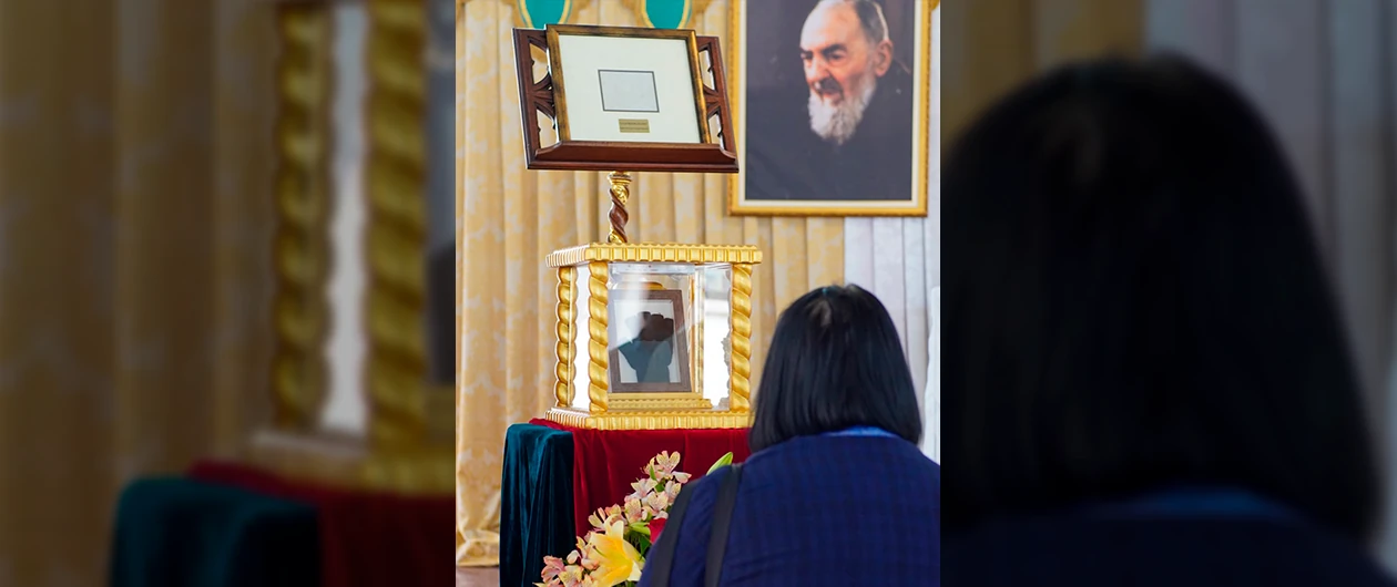 Fiéis veneram relíquias do Padre Pio em Moreno (PE)