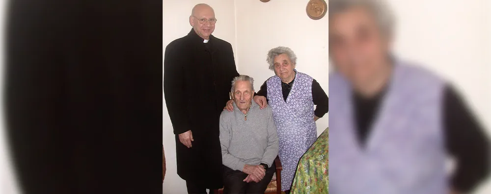 Capelle dei Marsi (Itália): O Arauto Pe. A. José Glavam em visita aos lares para administrar a Unção dos Enfermos