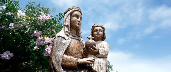 Mãe de Deus, Senhora do mundo, Rainha do Céu!