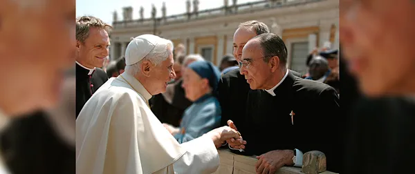 Pe. João Clá Dias cumprimenta o Papa Bento XVI
