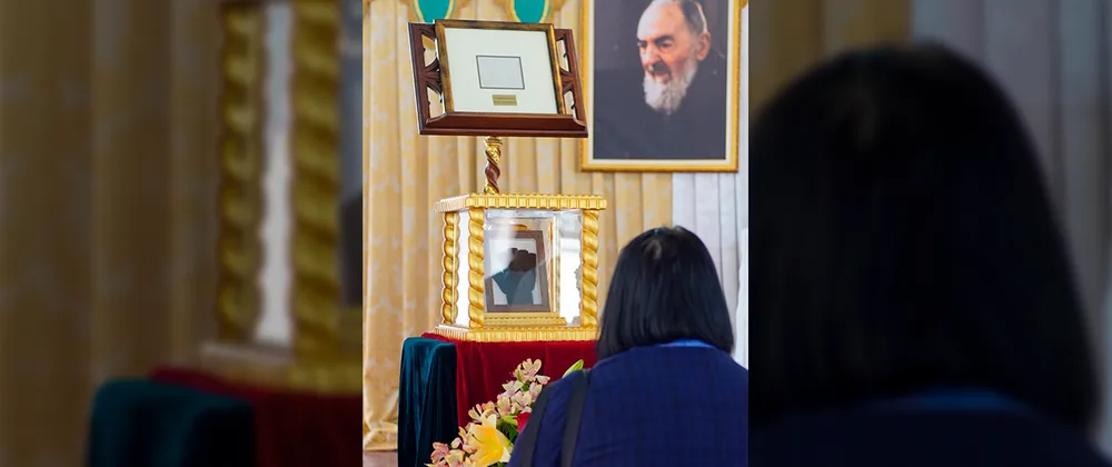 Fiéis veneram relíquias do Padre Pio em Moreno (PE)