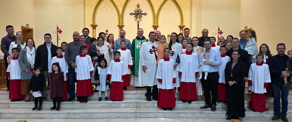 Jóvenes al servicio del altar: instituidos nuevos monaguillos en Maringá (Brasil)