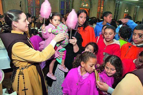 Acolhendo as crianças_Arautos do Evangelho1.jpg Acolhendo as crianças_Arautos do Evangelho1.jpg