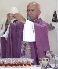 Pe Luiz Gonzaga na celebração de Primeira Eucaristia (2).jpg