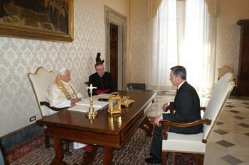 Visita_de_Uribe_al_Papa_Benedicto_XVI_2.jpg