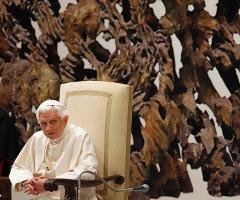 2011-12-07T121554Z_2075000426_GM1E7C71JXD01_RTRMADP_3_POPE.JPG
