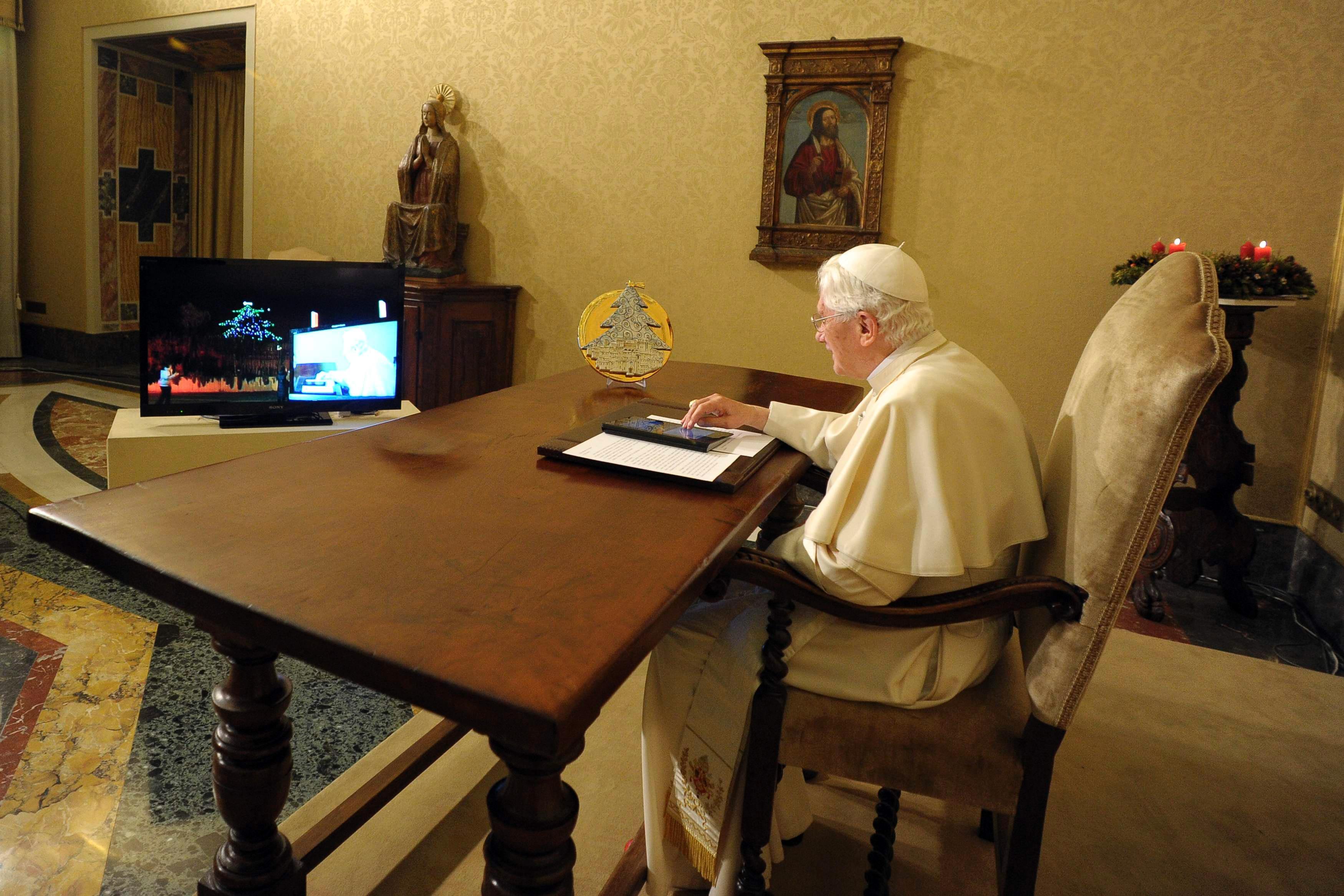 2011-12-07T183950Z_1233449924_GM1E7C807DO01_RTRMADP_3_POPE.JPG