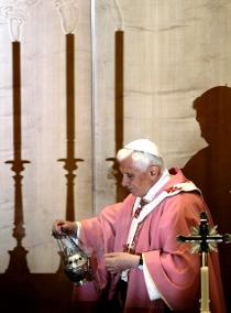 2011-12-11T113259Z_1704173634_GM1E7CB1IIV01_RTRMADP_2_POPE.JPG
