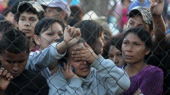 parentes-espera-prisao-honduras-20120215-size-598.jpg