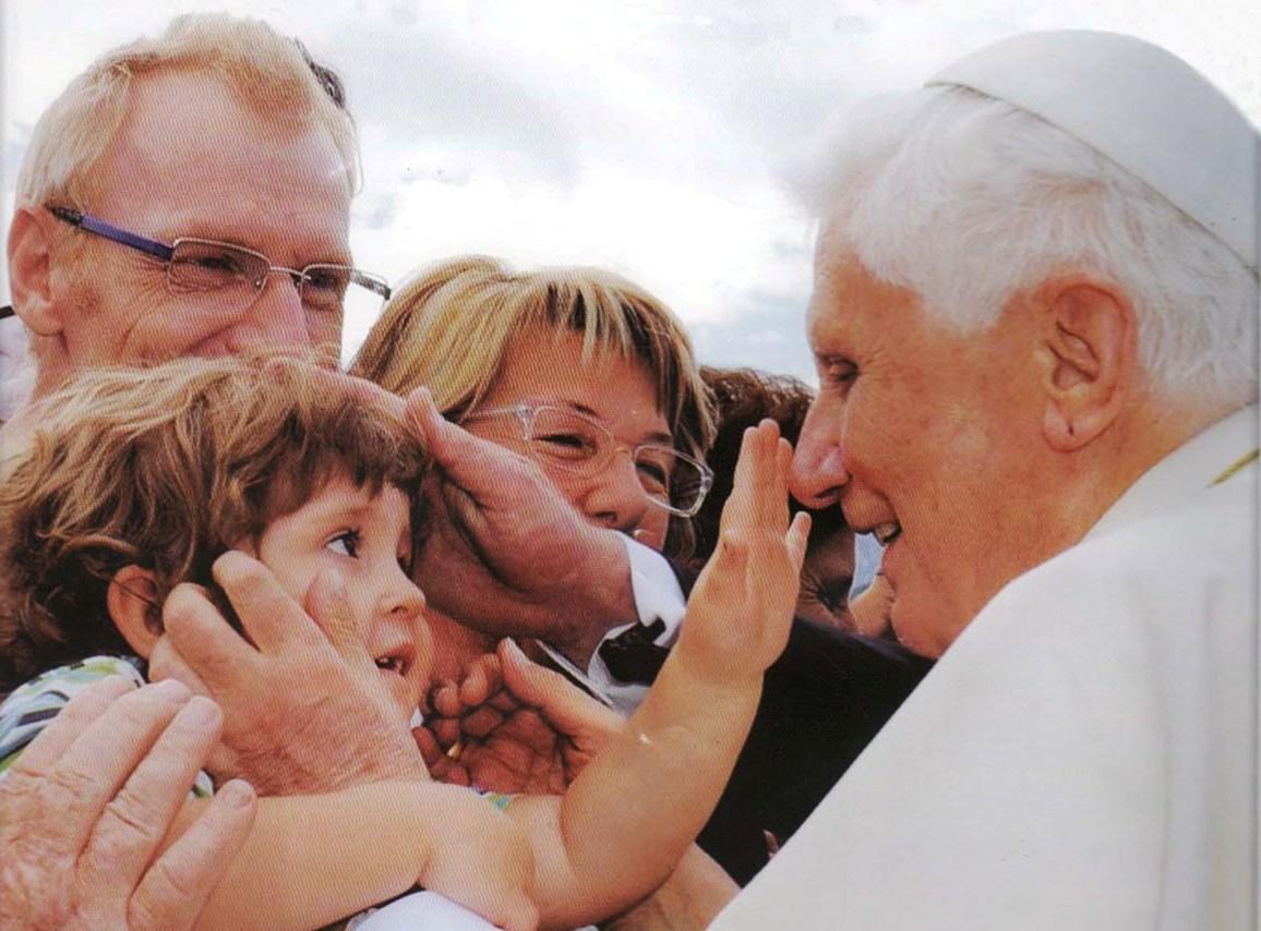 _Bento XVI_na_assembleia_da_pontificia_academia_para_a_vida.jpg