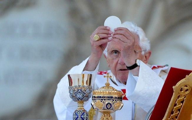 bento XVI celebrando missa1.jpg