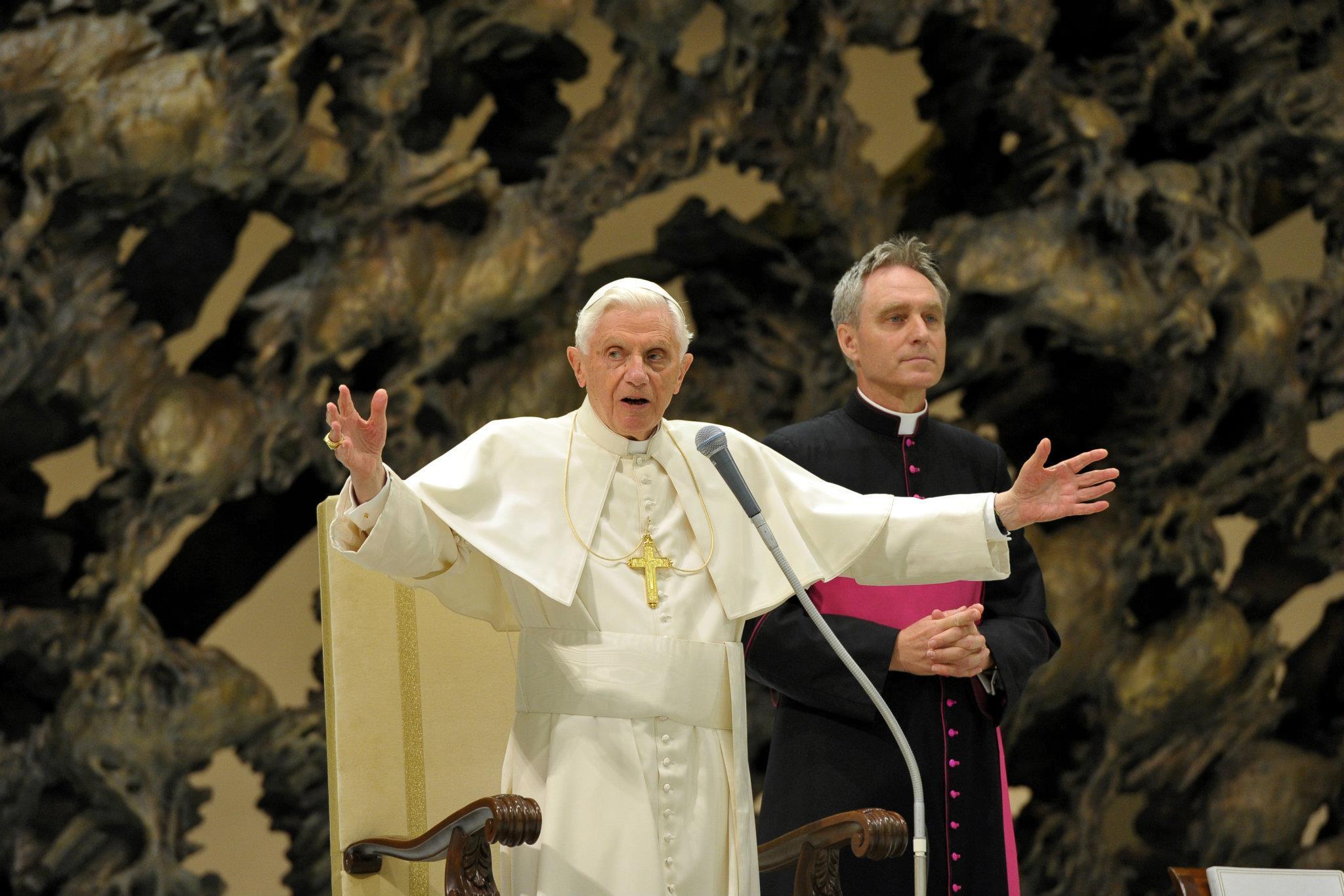 SS. Benedetto XVI- Udienza Generale in Aula Paolo VI 13-06-2012 2.jpg