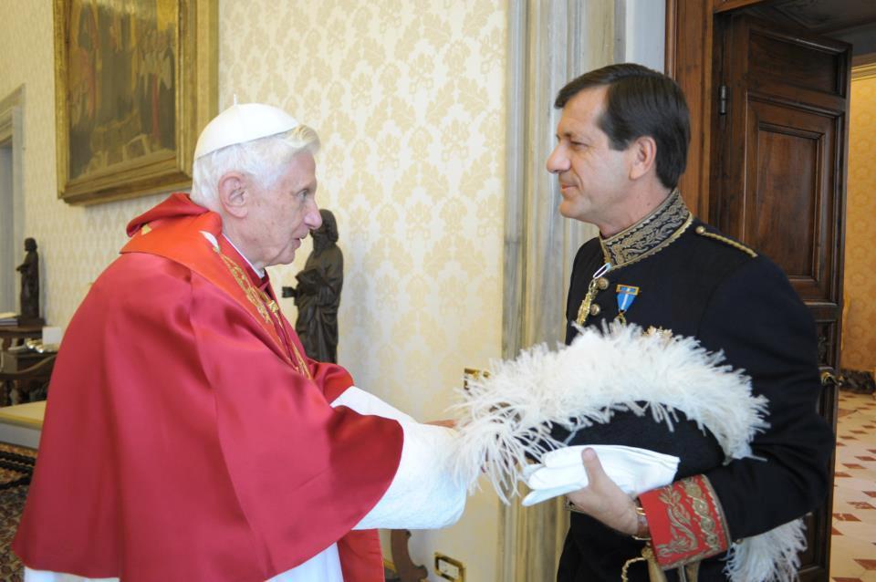 -SS. Benedetto XVI- Biblioteca privata-Presentazione delle Lettere Credenziali di S.E. il Signor Eduardo Gutierrez Saenz de Buruaga , Ambasciatore di Spagna 18-06-2012 2.jpg -SS. Benedetto XVI- Biblioteca privata-Presentazione delle Lettere Credenziali di S.E. il Signor Eduardo Gutierrez Saenz de Buruaga , Ambasciatore di Spagna 18-06-2012 2.jpg