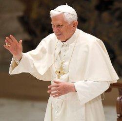 2010-11-10T122332Z_1660178533_GM1E6BA1KQS01_RTRMADP_3_POPE.JPG