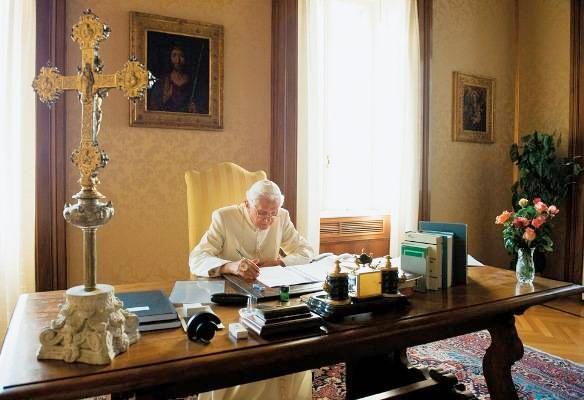 Papa Bento XVI trabalhando escrevendo em seu escritório.jpg Papa Bento XVI trabalhando escrevendo em seu escritório.jpg