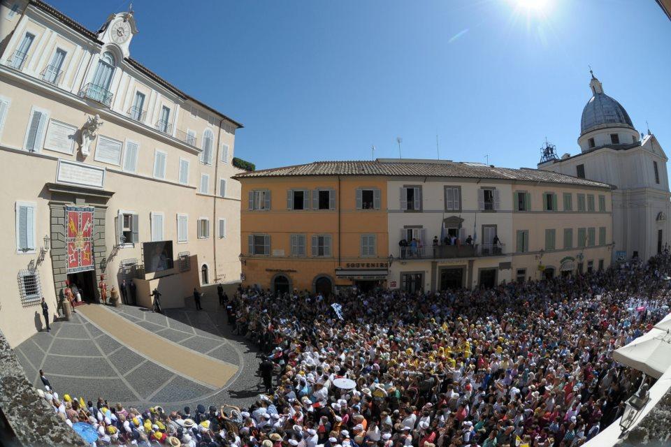 SS. Benedetto XVI-Castel Gandolfo,Piazza della Libertà,Udienza Generale 29-08-2012 A.jpg