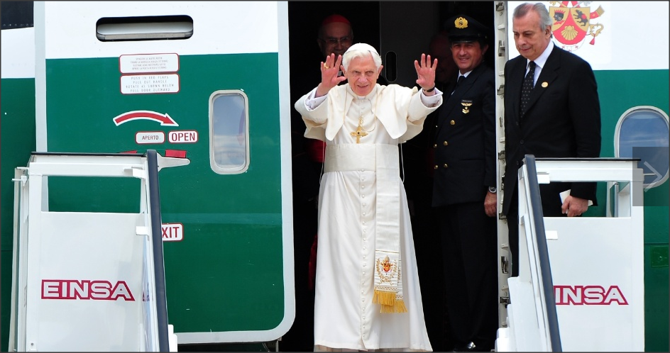 Bento XVI viagem avião aeroporto.png Bento XVI viagem avião aeroporto.png