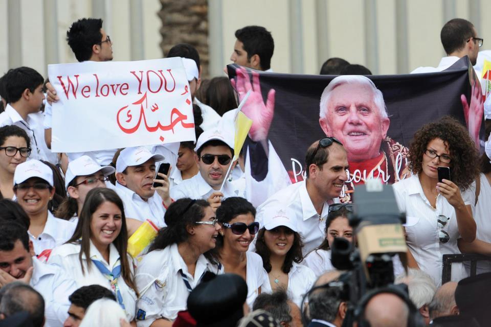 Bento XVI no líbano fieis aguardam.jpg Bento XVI no líbano fieis aguardam.jpg