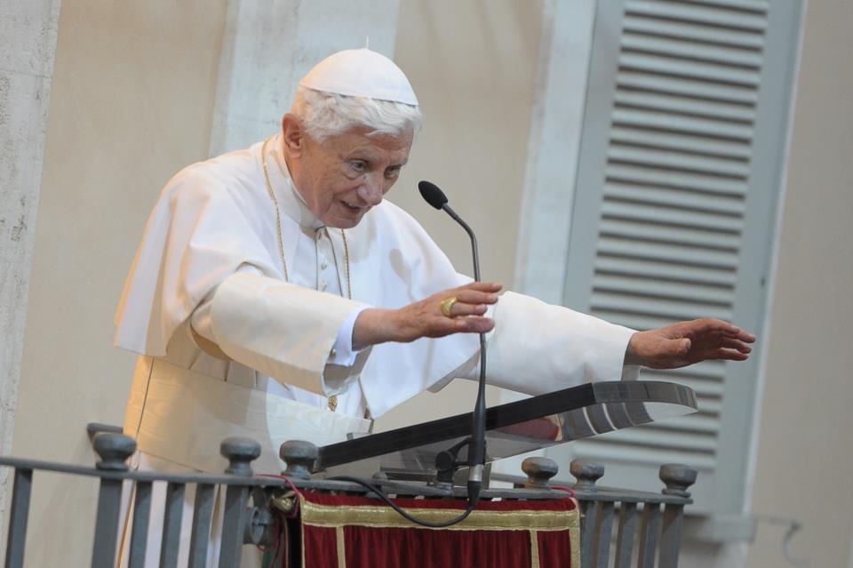 SS. Benedetto XVI- Palazzo Apostolico di Castel Gandolfo -Angelus Domini 30-09-2012 a.jpg SS. Benedetto XVI- Palazzo Apostolico di Castel Gandolfo -Angelus Domini 30-09-2012 a.jpg
