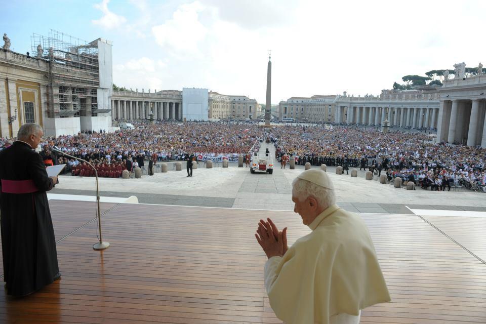 S.S. Benedetto XVI - udienza generale in Piazza San Pietro 3-10-12.jpg S.S. Benedetto XVI - udienza generale in Piazza San Pietro 3-10-12.jpg