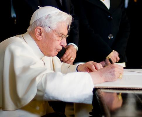 Papa Bento XVI escrevendo.jpg Papa Bento XVI escrevendo.jpg
