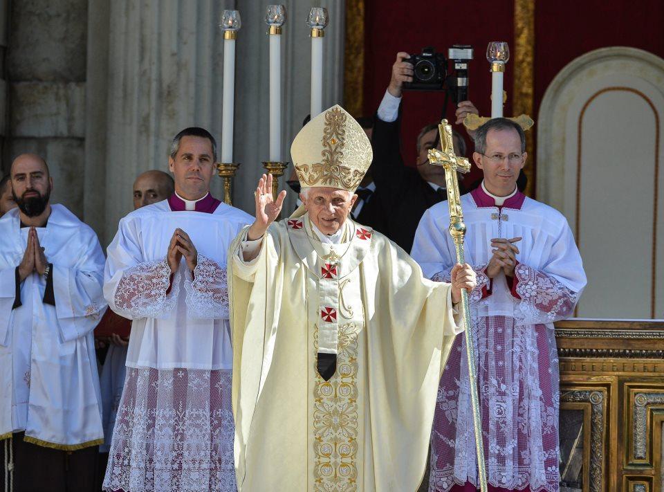 Papa Bento XVI em Loreto 04-10-12 e.jpg Papa Bento XVI em Loreto 04-10-12 e.jpg