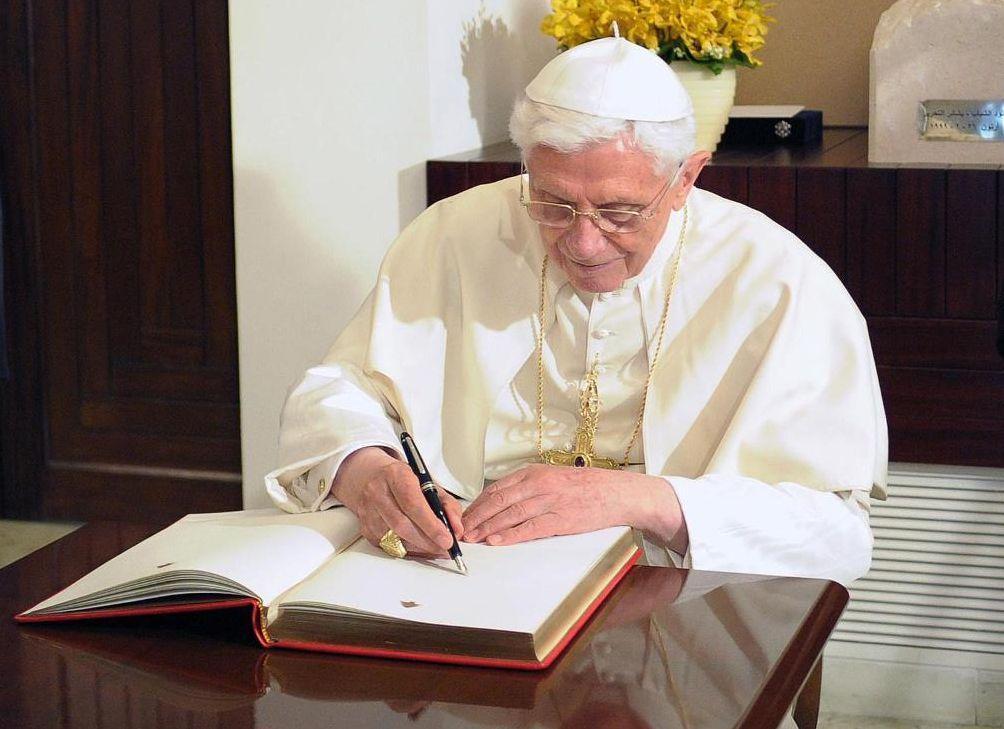 Papa Bento XVI escrevendo em livro.jpg