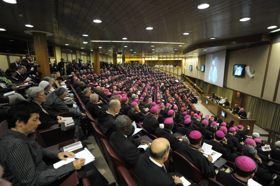 SS. Benedetto XVI-Aula del Sinodo-1a Congregazione Generale 08-10-2012 b.jpg SS. Benedetto XVI-Aula del Sinodo-1a Congregazione Generale 08-10-2012 b.jpg
