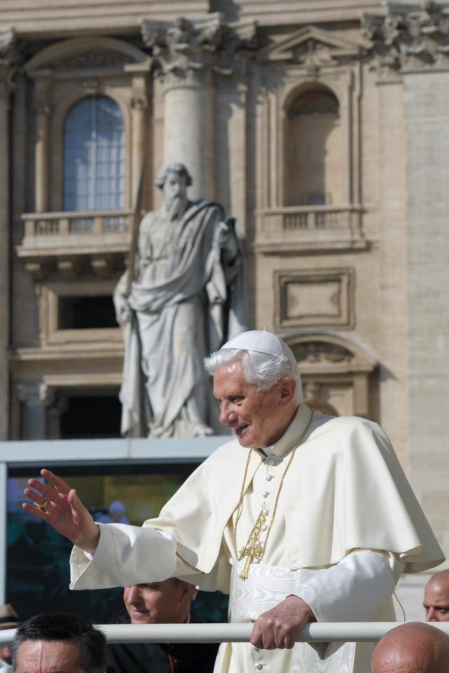 SS. Benedetto XVI-Udienza Generale in Piazza San Pietro 10-10-2012 c.jpg SS. Benedetto XVI-Udienza Generale in Piazza San Pietro 10-10-2012 c.jpg