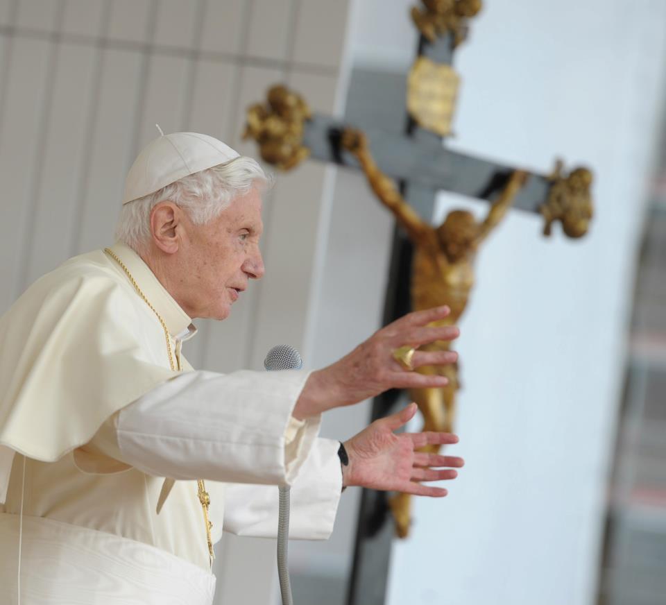 S.S. Benedetto XVI - udienza generale in Piazza San Pietro 3-10-12a.jpg S.S. Benedetto XVI - udienza generale in Piazza San Pietro 3-10-12a.jpg
