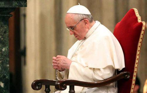 Papa Francisco rezando o terco.jpg Papa Francisco rezando o terco.jpg