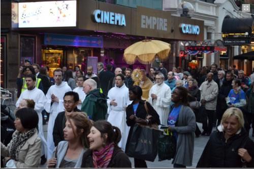 Igreja Católica em Londres manifesta publicamente a sua Fé.jpg