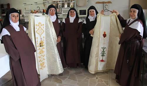 Paramentos que o Papa utilizará no Equador são confeccionados por Monjas de Clausura.jpg Paramentos que o Papa utilizará no Equador são confeccionados por Monjas de Clausura.jpg