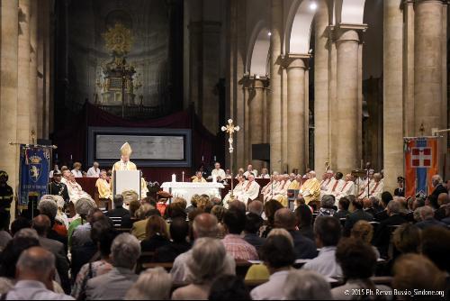 Mais de dois milhões de peregrinos veneraram o Santo Sudário de Turim durante sua ostentação.jpg