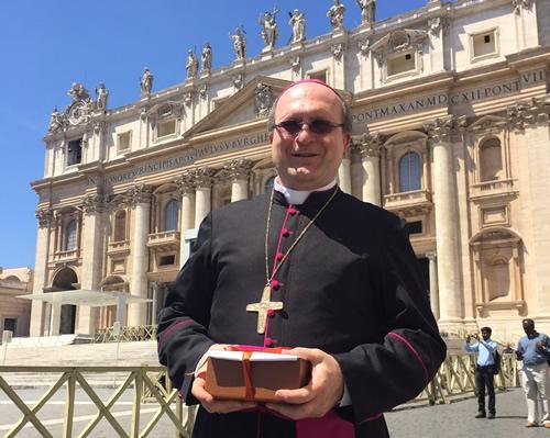 Dom José Antônio Peruzzo recebe o pálio durante celebração na Basílica Vaticana Foto Arquidiocese de Curitiba.jpg