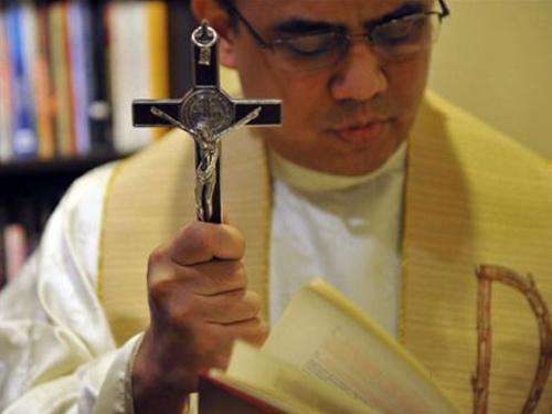 Responsável pelos Exorcismos nas Filipinas pede aos Bispos mais exorcistas.jpg Responsável pelos Exorcismos nas Filipinas pede aos Bispos mais exorcistas.jpg