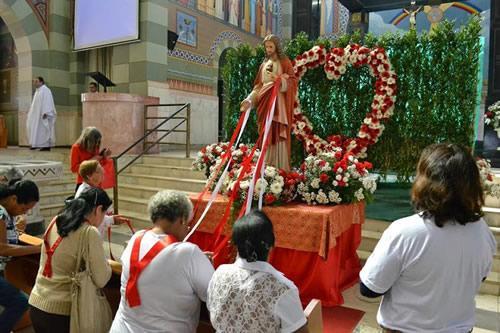 Romaria 2014 Altar com o Sagrado no interior do Santuário.jpg Romaria 2014 Altar com o Sagrado no interior do Santuário.jpg