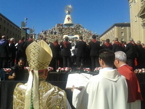 Mais de 275 mil fiéis oferecem flores a Nossa Senhora do Pilar na Espanha.jpg