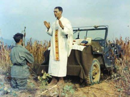 Bispo dos EUA entrega relatório sobre santidade de capelão militar.jpg Bispo dos EUA entrega relatório sobre santidade de capelão militar.jpg