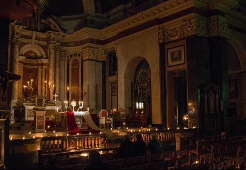 Sacerdote nas Filipinas exorta aos fiéis a manterem o respeito nos templos.jpg Sacerdote nas Filipinas exorta aos fiéis a manterem o respeito nos templos.jpg