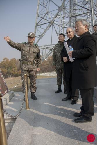 Cardeal Mauro Piacenza visita fronteira entre Coreia do Norte e Coreia do Sul.jpg