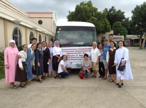 Caravana das vocações leva o chamado de Deus às ruas de Jaro, Filipinas.jpg