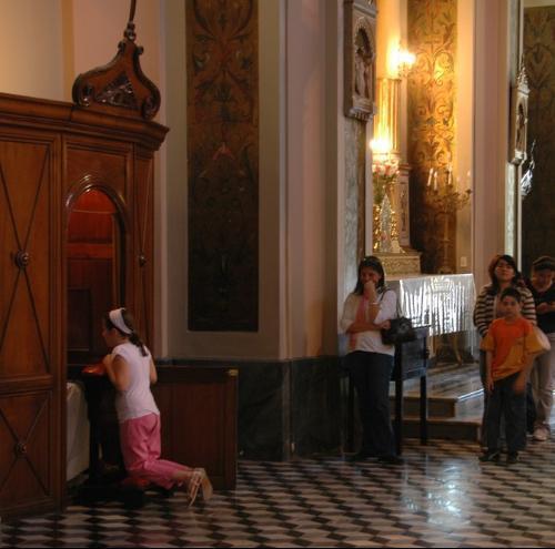 Cônego penitenciário de Málaga, Espanha, recorda que a Confissão cura e dá alegria.jpg